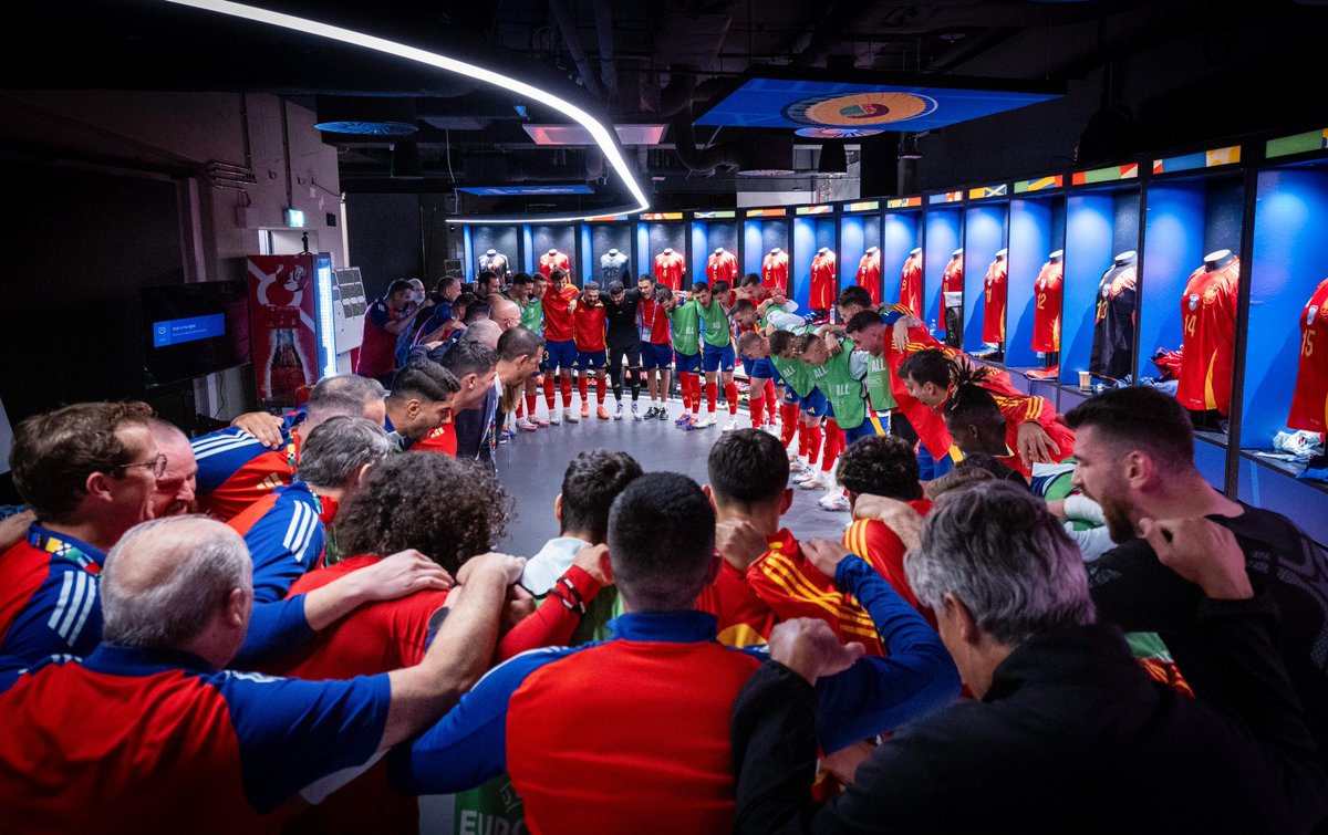 🤯 ¡¡𝗟𝗢𝗖𝗨𝗥𝗔 𝗗𝗘 𝗙𝗢𝗧𝗢𝗦!!

❤️ El AMOR debe ser lo que siento en el estómago al ver esto. ¿Os pasa lo mismo?

#VamosEspaña | #EURO2024