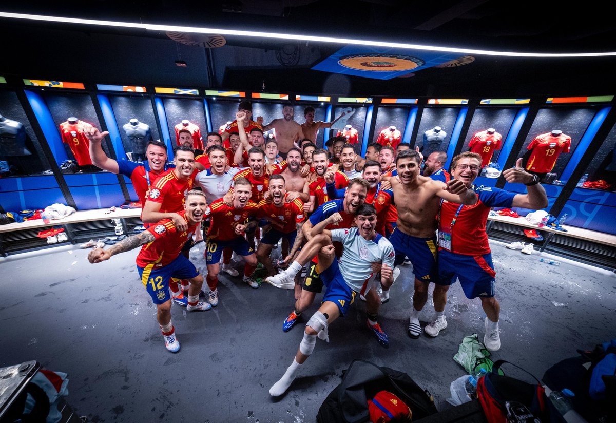 elchiringuitotv's tweet image. 🇪🇸🫂 ¡UN VESTUARIO UNIDO! 🫂🇪🇸

❤️‍🩹 La imagen de Pedri...