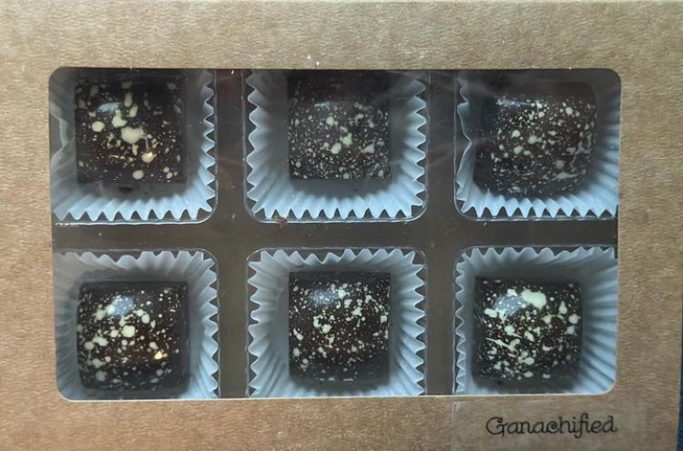 Our new flavor Twilight Salted Carmel Delight will be at the Arlington Heights Farmers Market tomorrow! This salted carmel ganache paired with the dark chocolate is irresistible! Come by and get a box of 6 or
12. We just can't guarantee it'll make it home 😉