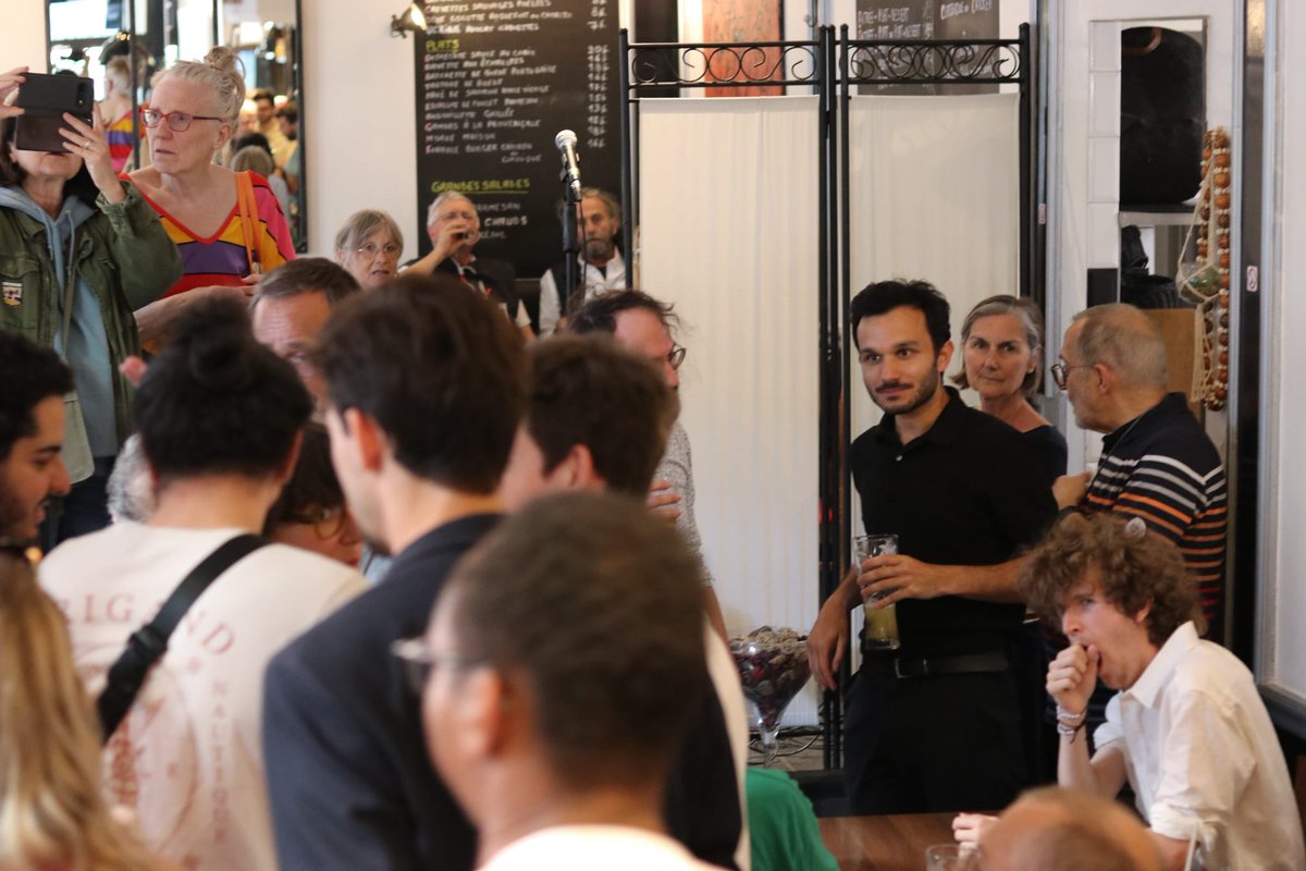 Clap de fin.

Merci aux militants, aux citoyens, aux colleurs, tracteurs, boiteurs... Sans vous, aucune campagne n'est possible. 

Nous sommes des visages multiples de notre belle société. Ensemble nous la reconstruirons, dès dimanche. 
#NFP

(Et en attendant, allez les bleus !!)