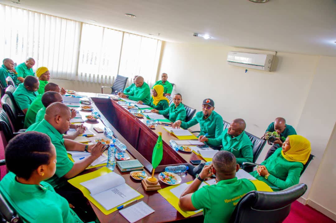 ComradeKawaida's tweet photo. Leo nimeongoza Kikao Maalum cha Kamati ya Utekelezaji ya Baraza kuu la Umoja wa Vijana wa CCM Taifa, Kilichofanyika katika Ofisi Ndogo za Makao Makuu Upanga Jijini Dar es Salaam
..
#SautiYaVijana 
#MtotoWaMkweziNaMkulima
#TunazimaZoteTunawashaKijani https://t.co/7F3plfK39d