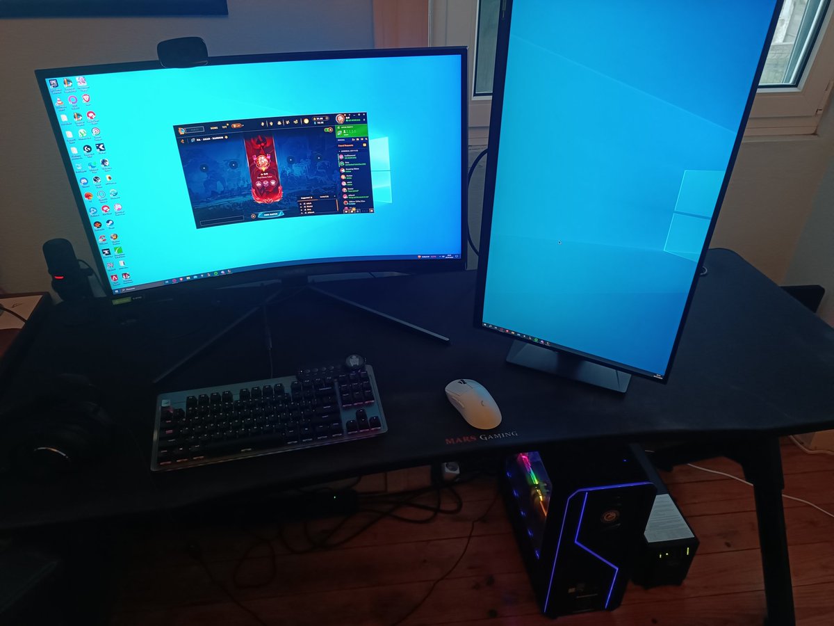 egoismapm's tweet photo. Finally went ahead and got myself a 2nd monitor again after almost a year with ONLY one since it stopped working. GG can multi task and watch stuff on my other monitor again #SetupUpdate 😈 (dont ask me how i managed to survive with only one this long as a gamer 😂) https://t.co/wWQSIjJOK7