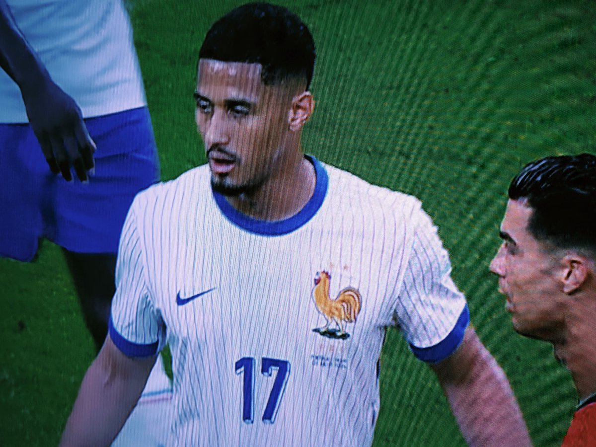 AntonelloPicc's tweet photo. #EURO2024 #PortogalloFrancia Ditemi quello che volete, ma la maglia della #Francia a qualcuno - ricorrendo al #sarrismo - fa arrapare. https://t.co/Dc4xsNTB0K