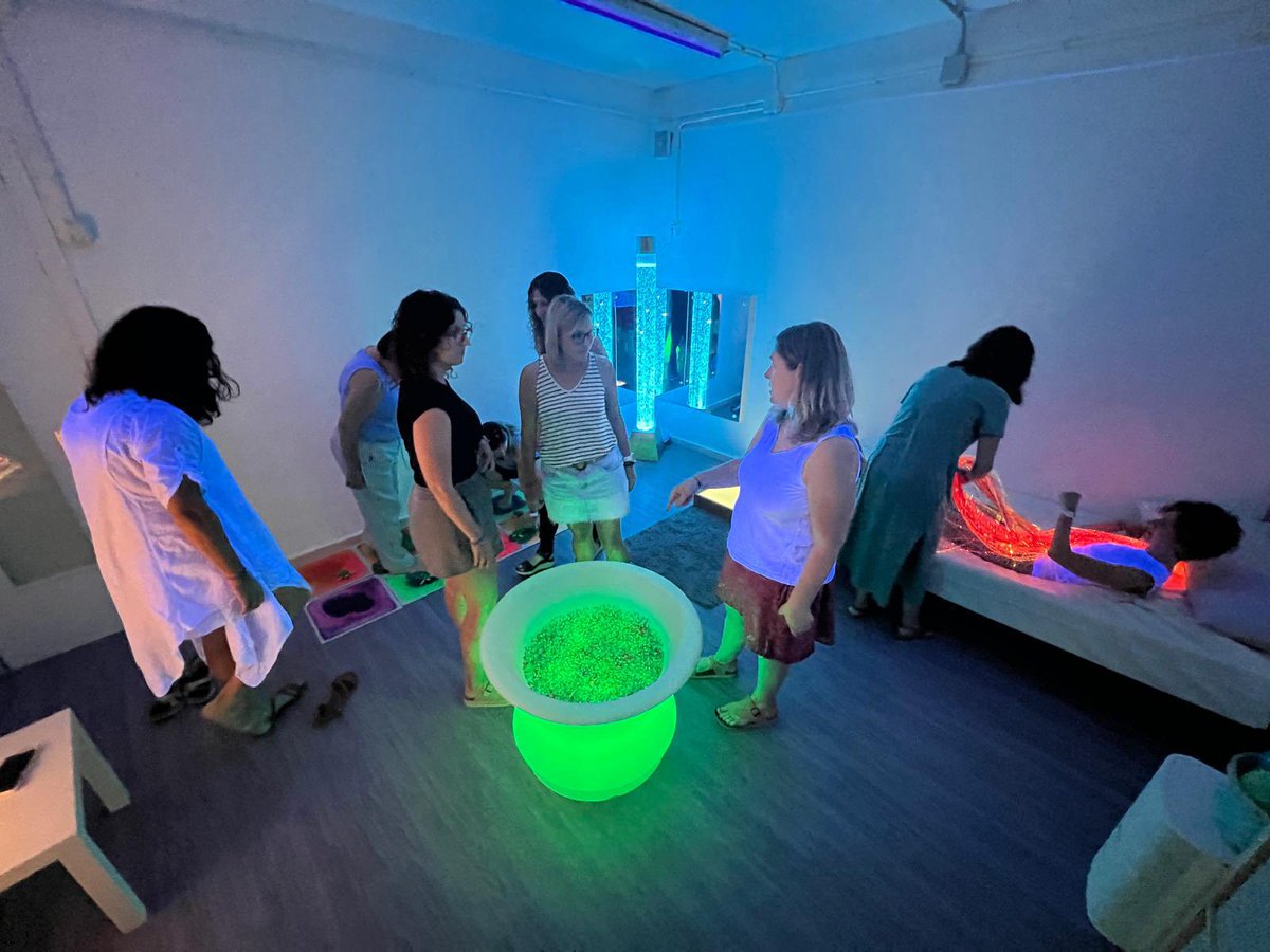 EscolaFlix's tweet image. Avui ens han visitat les escoles @ladolorsmarti d’Igualada i l’Escola de Roquetes per conèixer el nostre projecte #SIEI i els espais sensorials #Snoezelen 
També han visitat el #CloretLAB del projecte #FAIG @cesirecat @InnovacioE 
Moltes gràcies per la visita! 😍