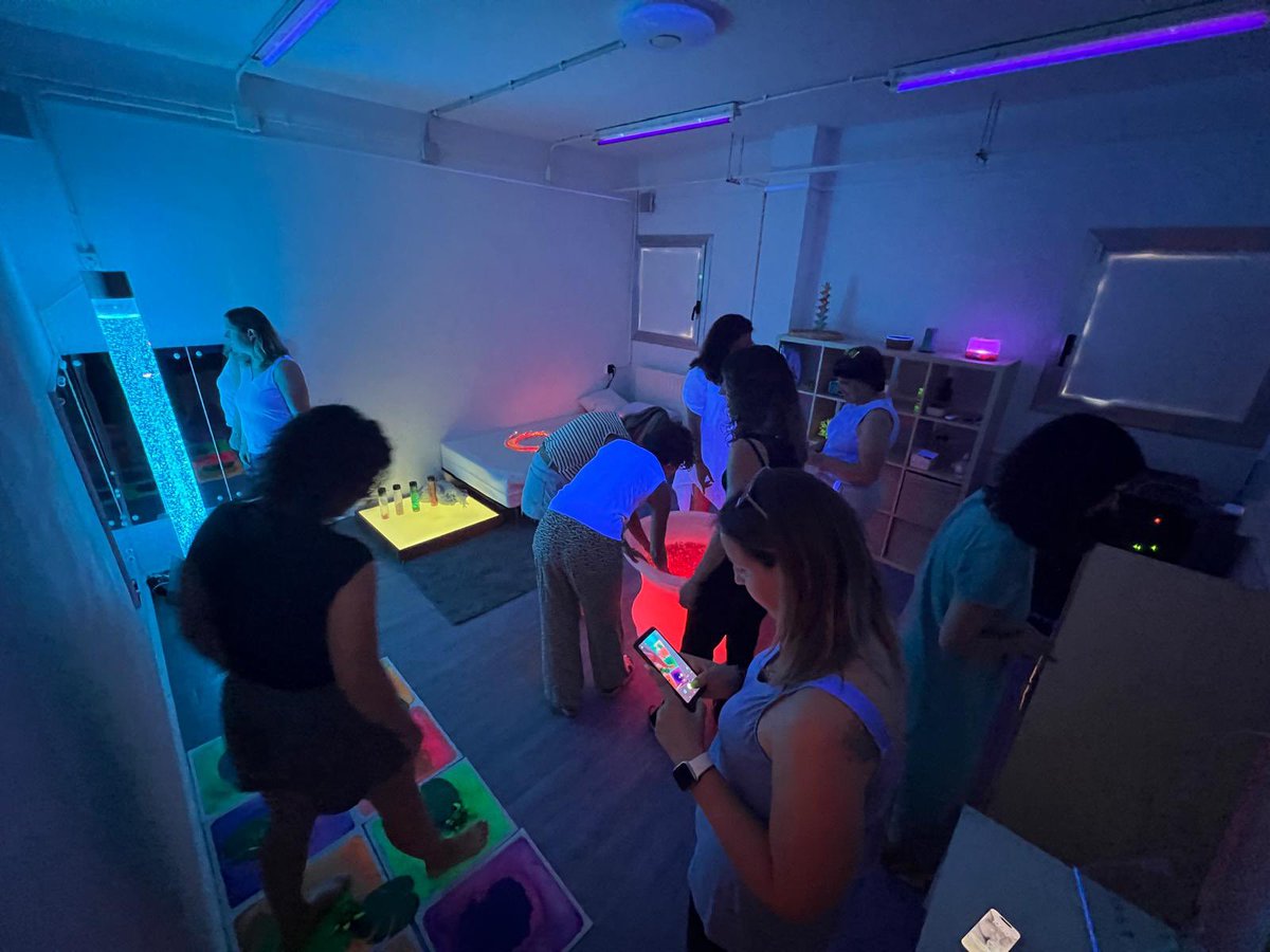 EscolaFlix's tweet image. Avui ens han visitat les escoles @ladolorsmarti d’Igualada i l’Escola de Roquetes per conèixer el nostre projecte #SIEI i els espais sensorials #Snoezelen 
També han visitat el #CloretLAB del projecte #FAIG @cesirecat @InnovacioE 
Moltes gràcies per la visita! 😍