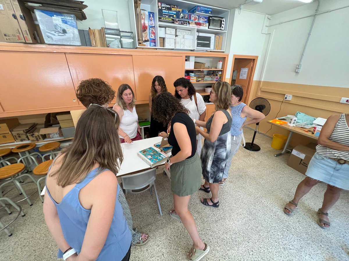 EscolaFlix's tweet image. Avui ens han visitat les escoles @ladolorsmarti d’Igualada i l’Escola de Roquetes per conèixer el nostre projecte #SIEI i els espais sensorials #Snoezelen 
També han visitat el #CloretLAB del projecte #FAIG @cesirecat @InnovacioE 
Moltes gràcies per la visita! 😍