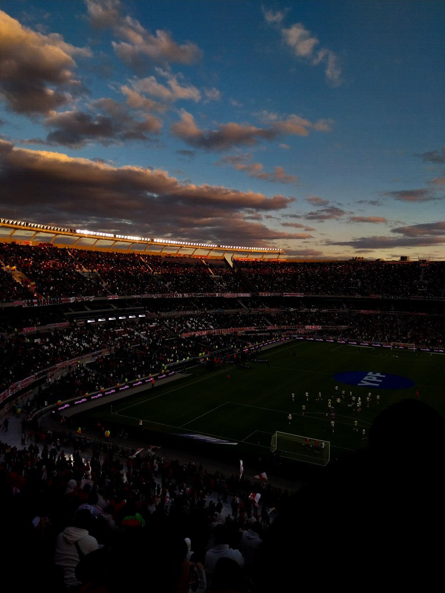 Miro tu foto y empiezo a extrañarte