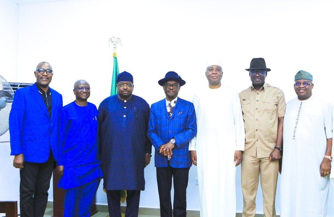 RabiMusaUmar's tweet photo. WIKE COMMISERATES WITH SARAKI OVER DEATH OF MOTHER

The Minister of the Federal Capital Territory, Barrister Ezenwo Nyesom Wike has commiserated with the former President of the Senate, Senator Bukola Saraki, over the death of his mother, Chief Mrs. Florence Morenike Saraki. https://t.co/IZBVQCult2