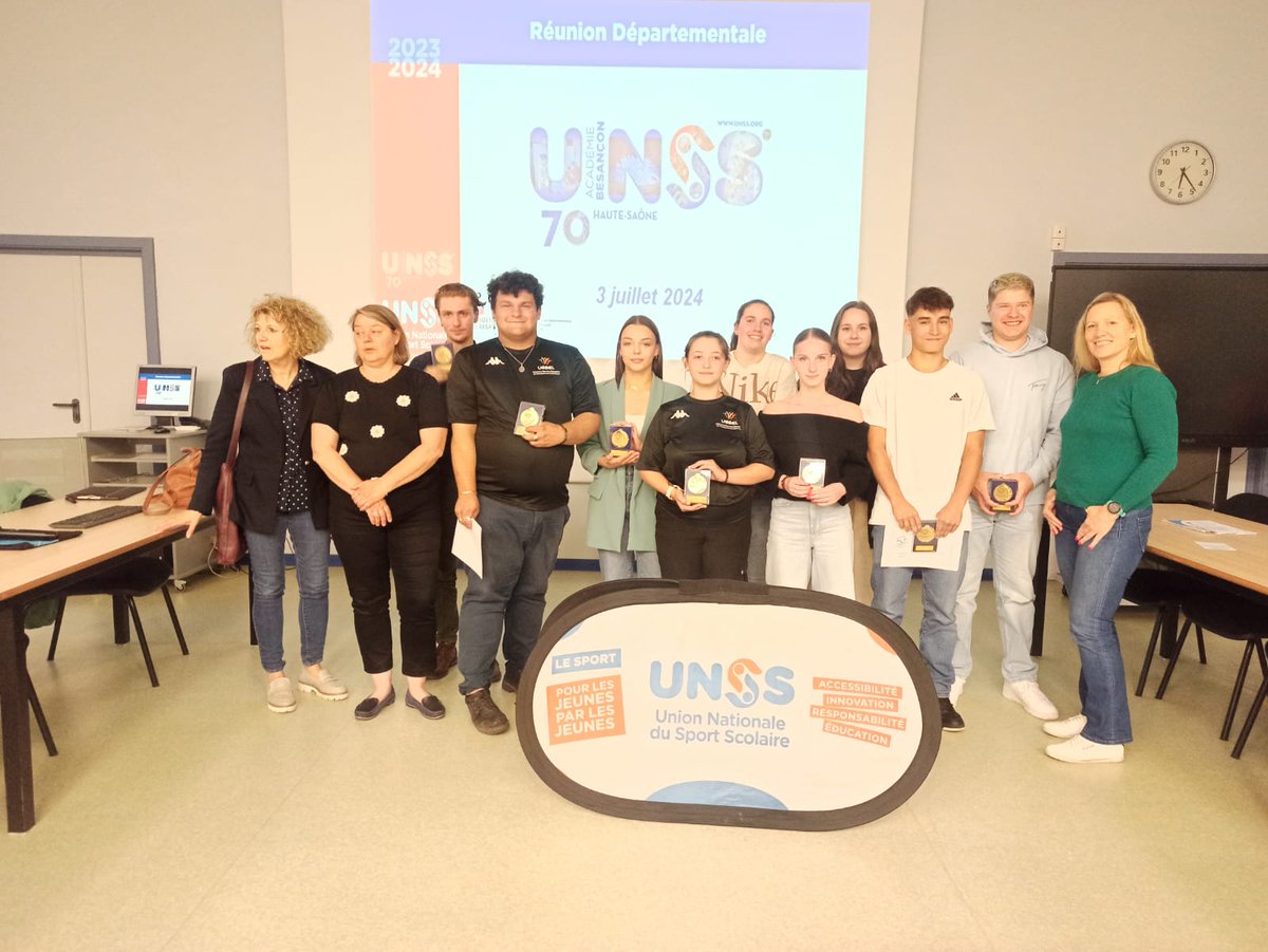 @Unss_70 (@unss_70) on Twitter photo 12 jeunes organisateurs, secouristes ont reçu le 3-07 la médaille des jeunes bénévoles et le diplôme des mains d'André Caillet, Psdt du CDMJSEA 70 en présence d'Isabelle Arnould Vice-psdte du Conseil départemental 70 et de Pierre Filet CE du Lycée Lumière.
<a href="/unss/">UNSS_National</a> <a href="/DSDEN70/">DSDEN de la Haute-Saône</a> 12 jeunes organisateurs, secouristes ont reçu le 3-07 la médaille des jeunes bénévoles et le diplôme des mains d'André Caillet, Psdt du CDMJSEA 70 en présence d'Isabelle Arnould Vice-psdte du Conseil départemental 70 et de Pierre Filet CE du Lycée Lumière.
<a href="/unss/">UNSS_National</a> <a href="/DSDEN70/">DSDEN de la Haute-Saône</a>
