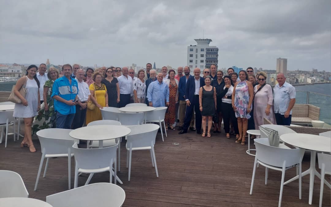 En reunión con empresarios italianos 🇮🇹 que trabajan con #Cuba 🇨🇺 auspiciado por <a href="/aics_lavana/">AICS La Habana</a> y <a href="/CiciItalia/">@CICI_italia</a> en La Habana constatamos creciente interés de continuar reforzando los lazos económicos entre nuestras naciones.