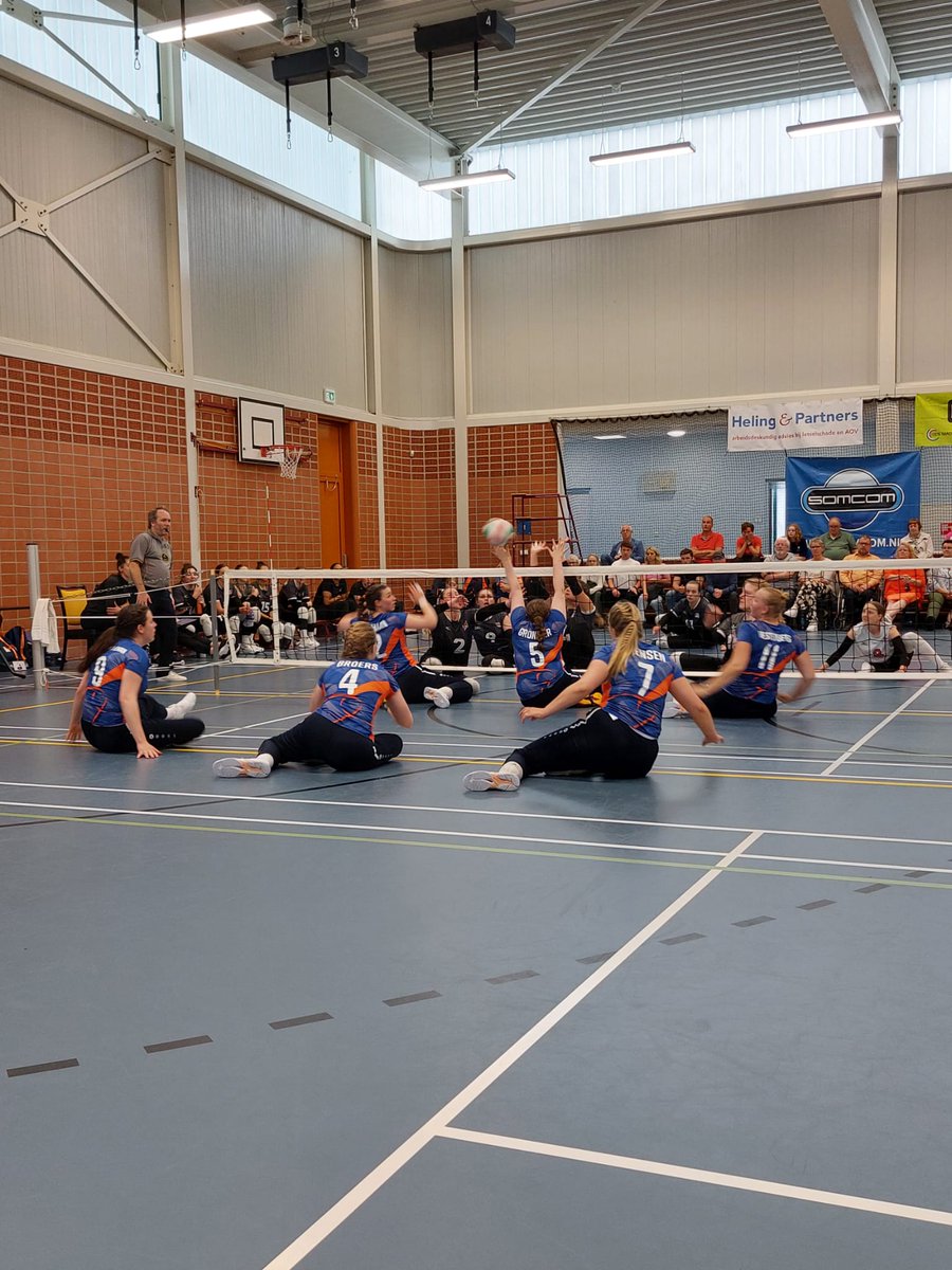 Onze wedstrijddag op het Dutch Tournament startte tegen Oekraïne en eindigde tegen Canada. Beide wedstrijden hebben wij verloren. 🙁
Morgen spelen we een kruisfinale tegen Duitsland om 10.15 uur en een vriendschappelijk wedstrijd (17.15 uur) tegen Frankrijk.
#zitvolleybal #teamnl
