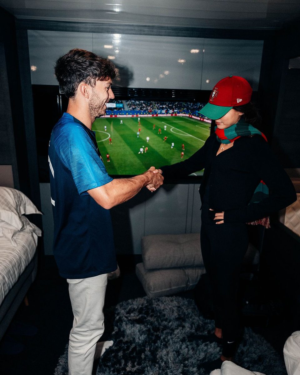 B24PT's tweet photo. Pierre Gasly e Kika Cerqueira Gomes, adversários por uma noite 😂 https://t.co/wepFa3G1It