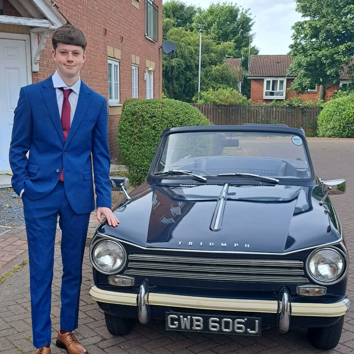 ElizabethFurne4's tweet photo. Going to prom in style!!  #prom2024 #classiccar #trga @gorse_ruth https://t.co/Z4SLHVGgvG
