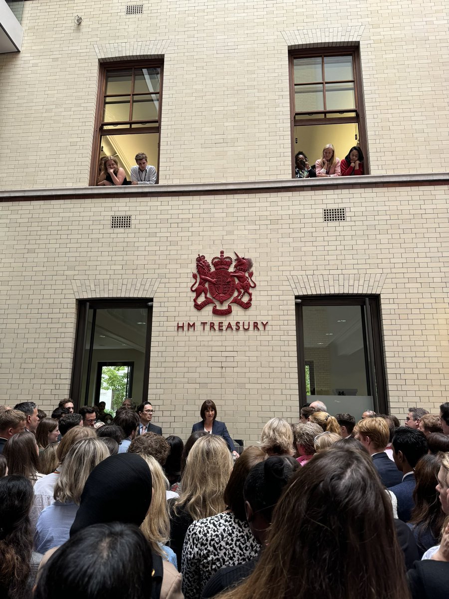 That feeling when you are witnessing history unfold in front of your eyes and need to mark the occasion 👏🏻 

I will never forget the sense of energy and anticipation I felt as a civil servant in the foyer of 1HGR this afternoon <a href="/RachelReevesMP/">Rachel Reeves</a> #FirstFemaleChancellor #HMTreasury