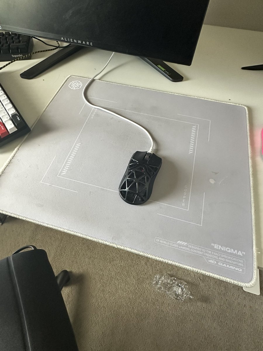 cooperfnbr's tweet image. new pad dropping soon with @4dgamingco, you can join the waitlist at 4dgaming.com/cooper 😆 (IGNORE THE STAINS)