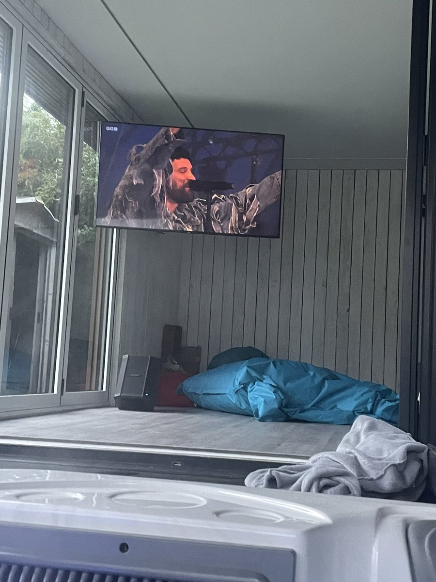 Hot tub relaxing before <a href="/KasabianHQ/">KasabianHQ</a> tomorrow night Victoria Park Leicester 
#Bounce #IllRay 🤯