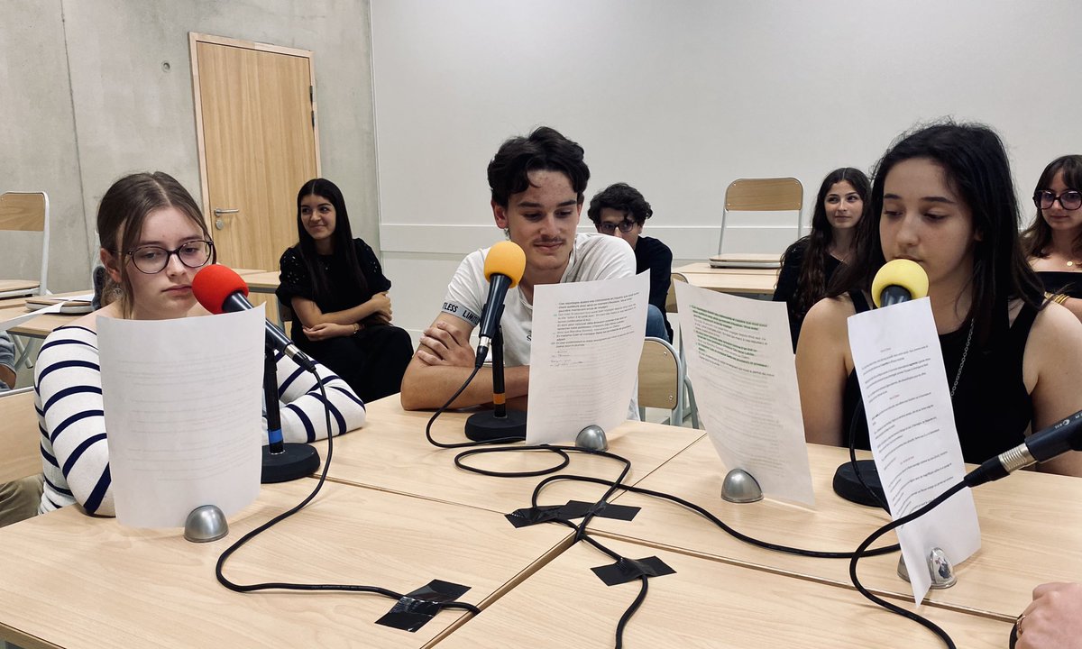 Pour bien terminer l'année du <a href="/clemibordeaux/">imartindaemi</a>, zoom sur les lycéen·ne·s du Barp qui ont produit en 1 journée un Live radio
🎤 Chroniques, micro-trottoir, jingle: une émission riche sur le thème des migrations et de l'Afrique australe.
👏 Bravo aux élèves et à leur enseignante