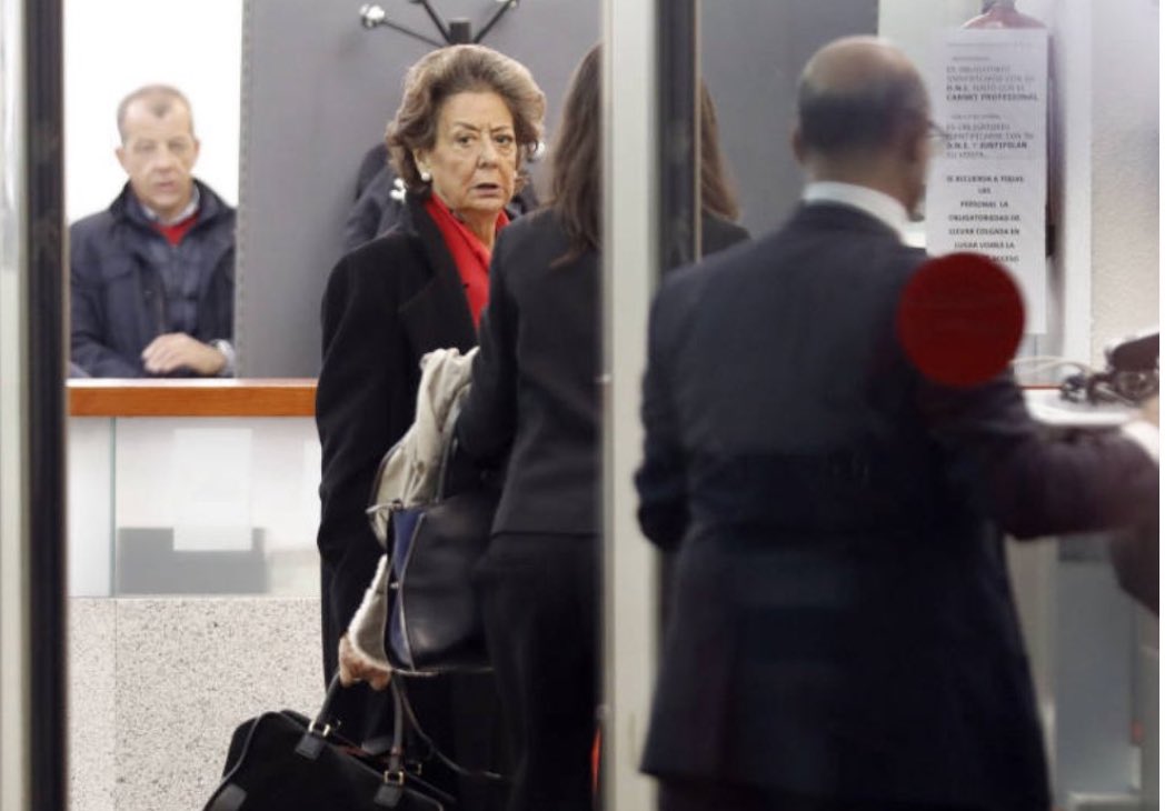 A ella sí que le hicieron fotos en el interior del juzgado los miserables que hoy ladran porque he grabado a Begoña. 

Que malnacidos que son.