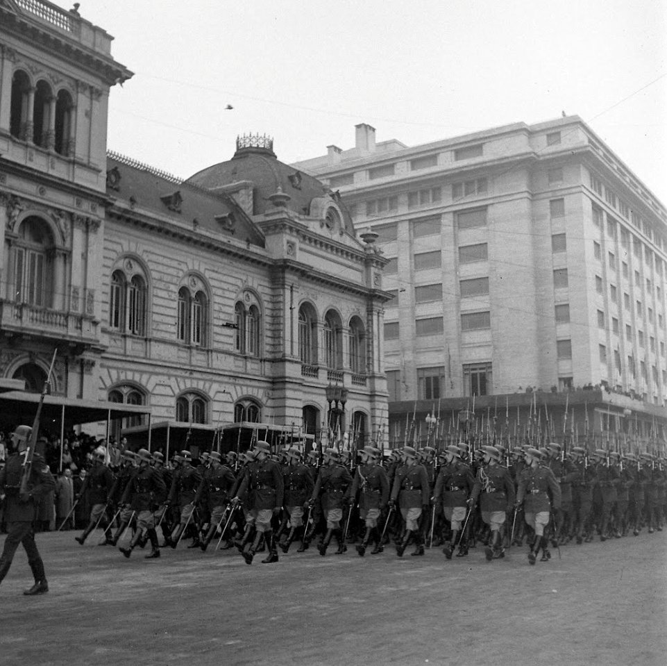 En julio de 1943 la revista estadounidense LIFE volvió a la Argentina y fotografió la situación en la que se encontraba el país luego del golpe de estado del 4 de junio. Las primeras fotografías corresponden al acto realizado el 9 de julio, en conmemoración del día de la