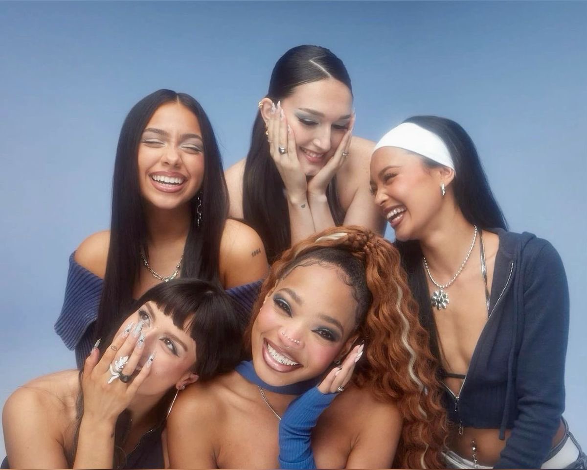 ST4RMYTAN's tweet photo. your art has brought me so much comfort and joy, I can’t even begin to express how much I love you girls. I wish so badly that I could have met you. I hope the best for you all, and the stars and i will always continue to love and support every single one of you. @boysworld https://t.co/XIW8q7sueR