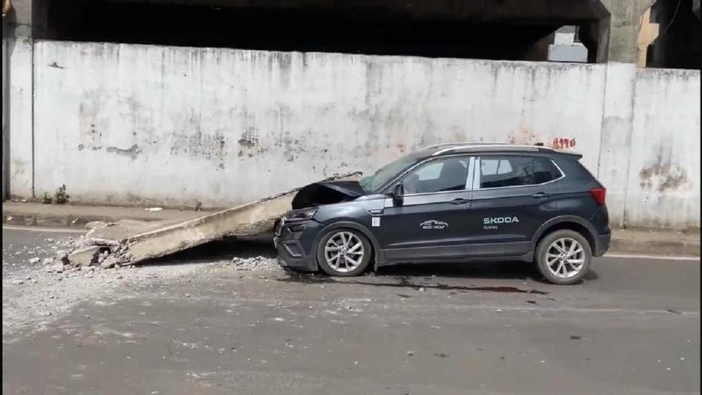 dr_suraina's tweet image. Another instance of serious negligence! After Atal Setu service road cracks, now a flyover slab falls in Andheri. This is clear evidence of poor maintenance and rampant corruption. Maharashtra government must prioritize public safety over incompetence. #InfrastructureFail