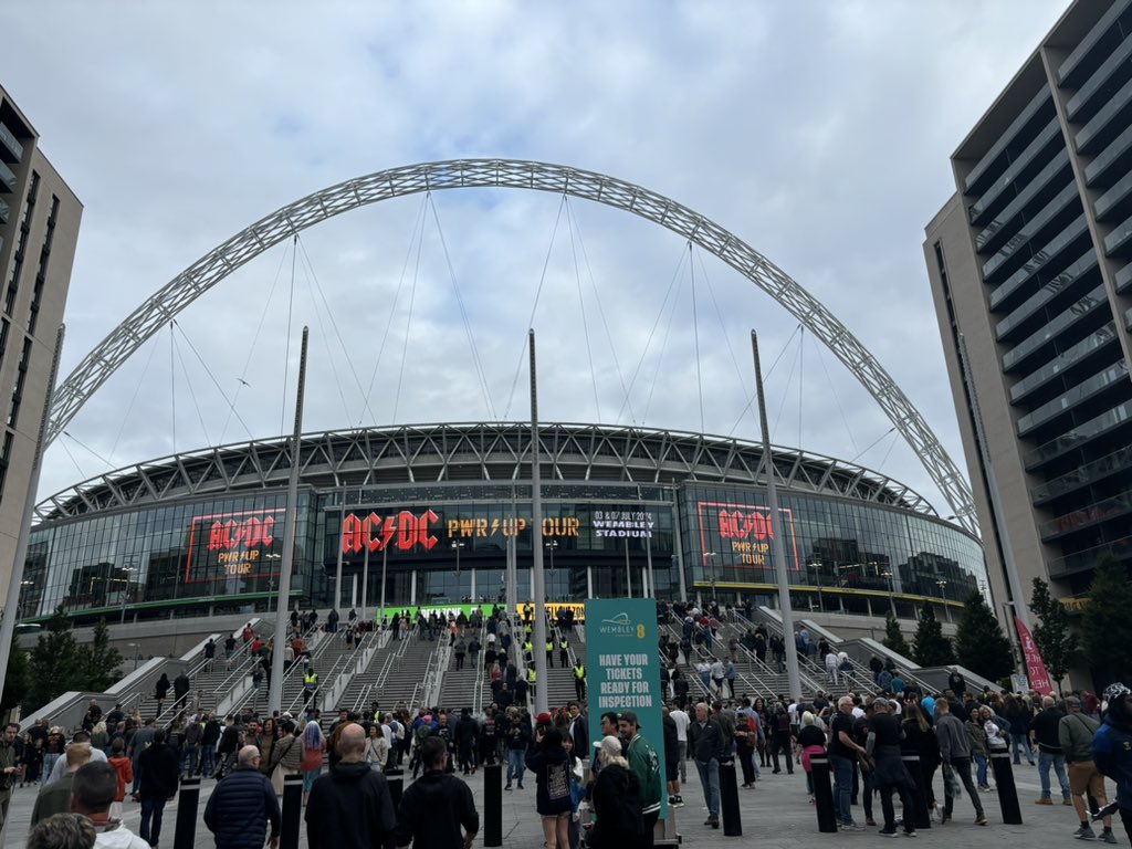 Thanks to <a href="/mcd_productions/">MCD Productions</a>, <a href="/TicketmasterIre/">Ticketmaster Ireland</a> &amp; <a href="/Ryanair/">Ryanair</a> for the lovely family holiday in London. Due to dynamic pricing on day of sale of <a href="/acdc/">AC/DC</a> tkts and low cost flights with <a href="/Ryanair/">Ryanair</a> it was more affordable for us to spend time as a family in London than Dublin! <a href="/Failte_Ireland/">Fáilte Ireland</a>