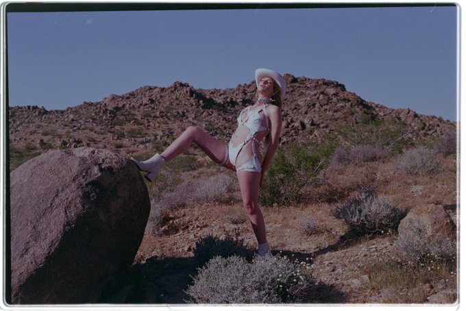 This rock thinks it&rsquo;s a model, blocking the runway 😜 #Friday https://t.co/jz7l01sPyE<a href="/tag/friday"class="tags"><span>#friday</span></a>