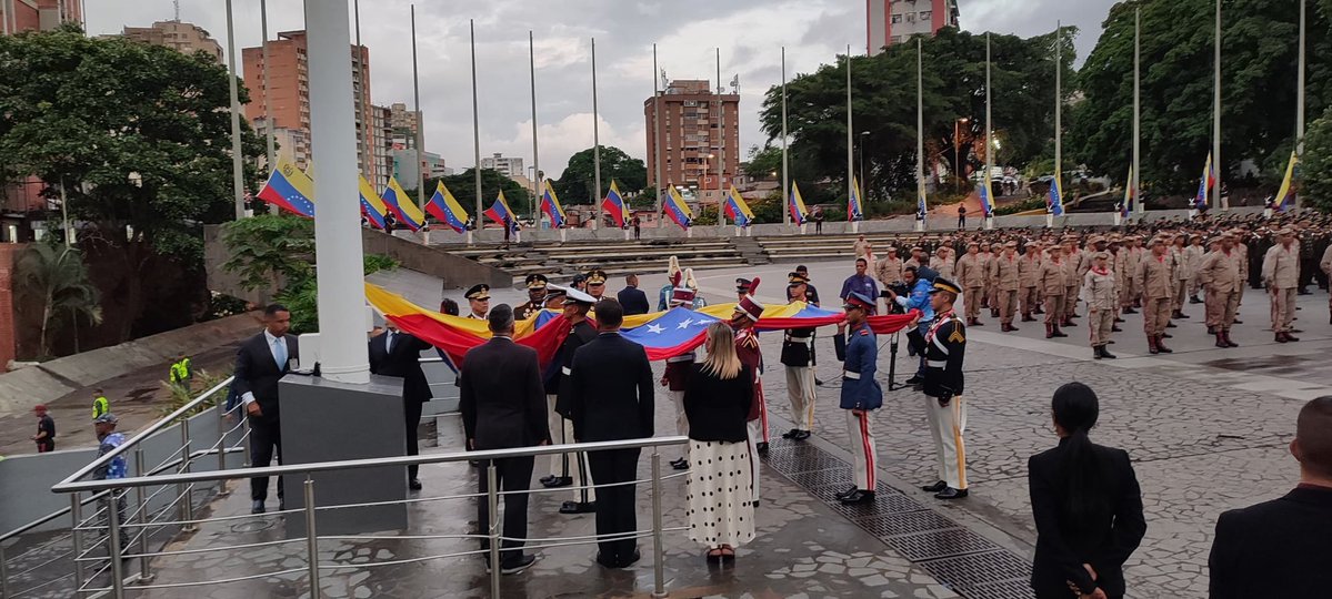 #EnFotos 📸 | Desde el Panteón Nacional se izó el Tricolor patrio en celebración de los 213 años de la firma del Acta de Independencia, hecho histórico que selló el destino de Venezuela como una nación libre y soberana.
¡Viva la libertad Patria!
#AyerHoyYSiempreIndependientes