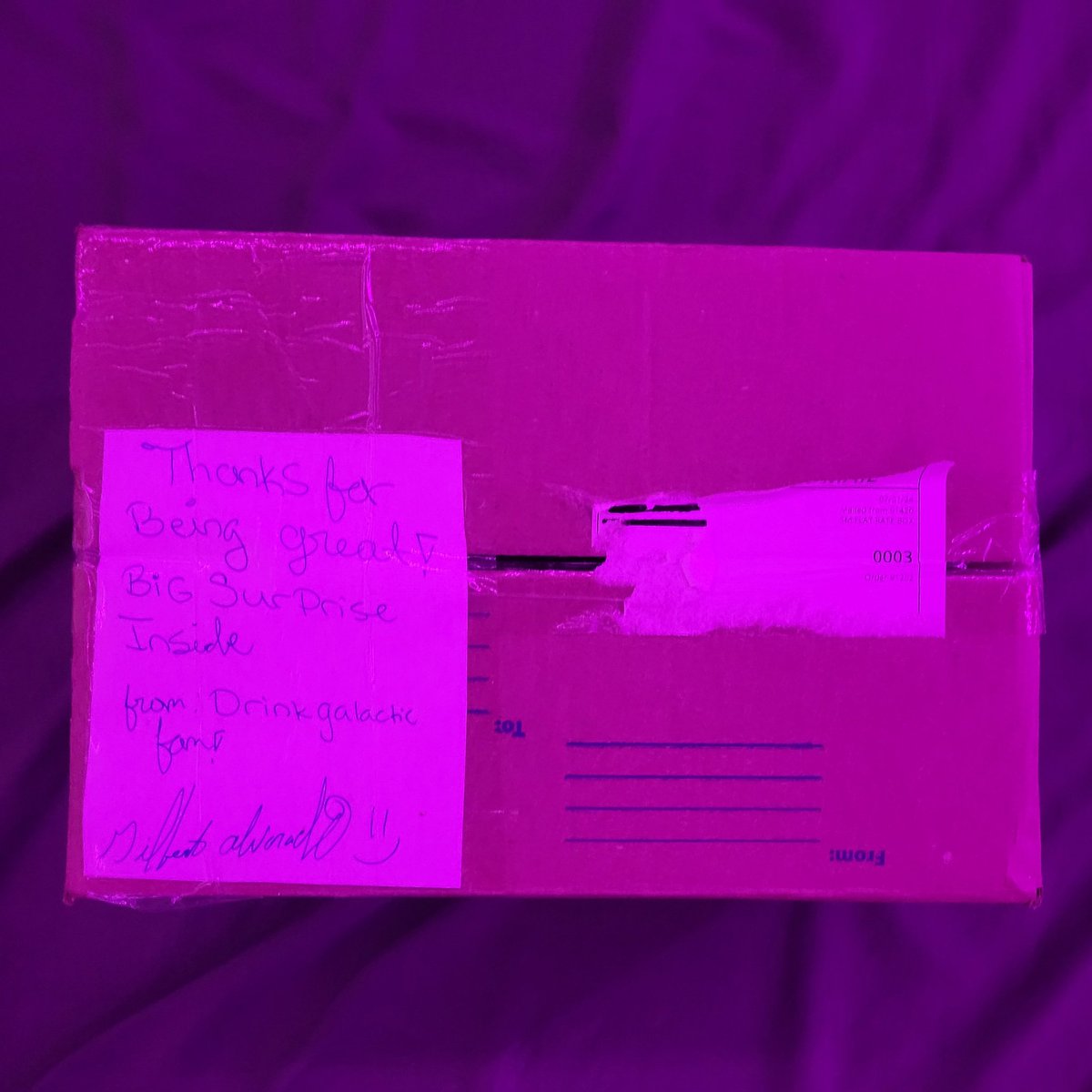 redqroh's tweet photo. OOOOOO ITS HERE, UNBOXING ON STREAM TODAY 🔥👽🛸 @DrinkGalactic #DrinkGalactic https://t.co/fBWQ5LJrcA