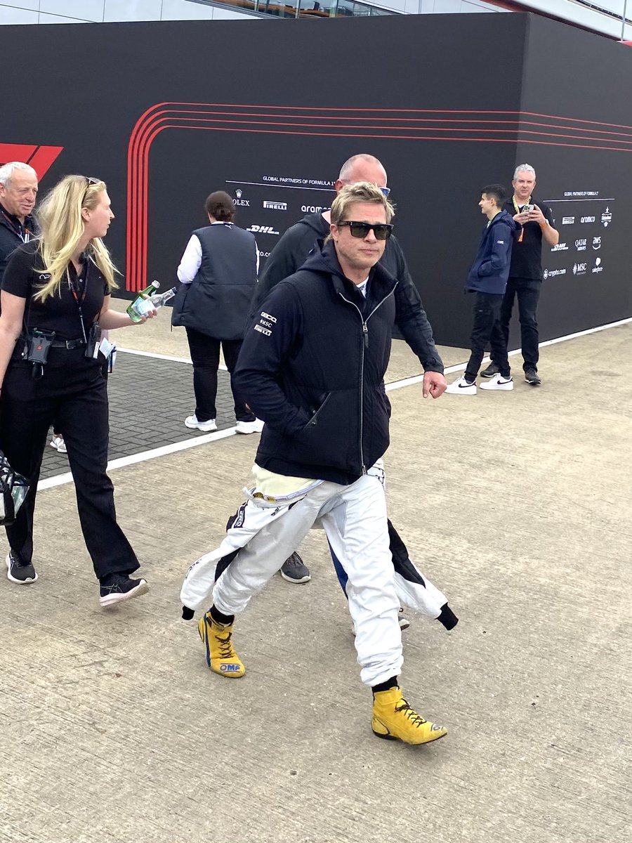 Brad Pitt dans le paddock de Silverstone. 
Le tournage du film consacré à la F1 (qui sortira l'été prochain) se poursuit cette saison.

#F1 #Formula1 #BritishGP #BradPitt #Movie #Hollywood #sonnyhayes #f1movie