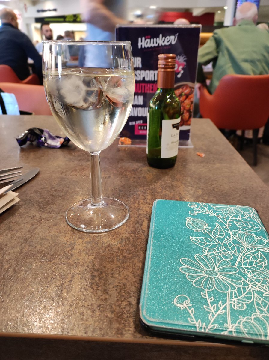 Is there anything more delightful than a last minute decision to go home by myself for the weekend and be able to enjoy a wine and book at the airport. Bliss 🥂❤️
