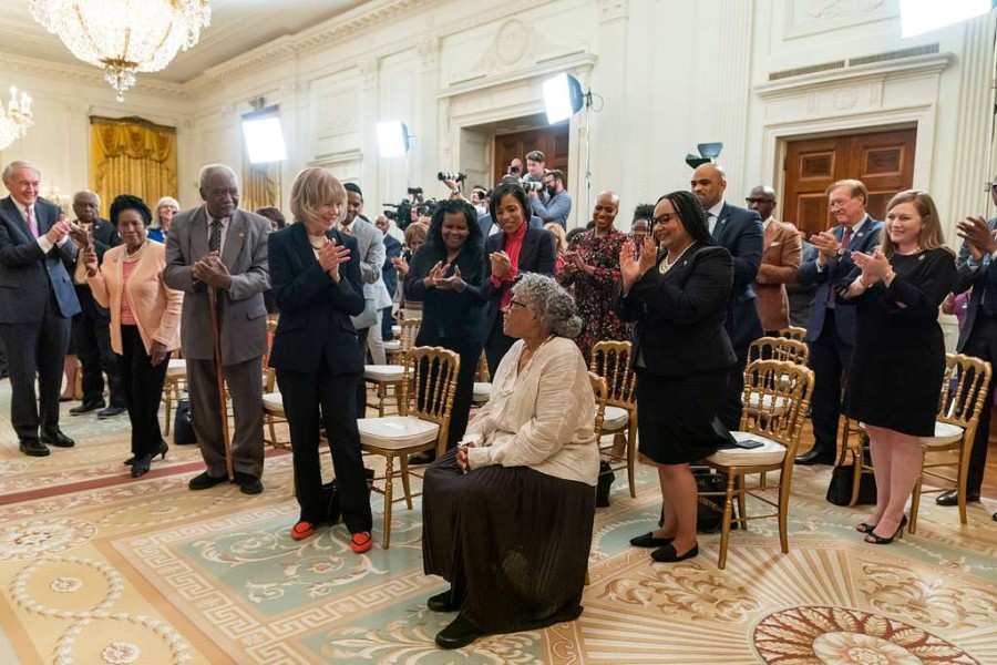 el_ICTJ's tweet photo. #Juneteenth | Queda mucho trabajo por hacer en materia de justicia racial en EEUU. Sin embargo, vale la pena mencionar las victorias alcanzadas hasta hoy.
Nuestra experta @VirginieLadisch las describe en el #ExpertsChoice de este mes:
🧐https://t.co/lWrcQE8Xx2 https://t.co/WE6tWK8FP1