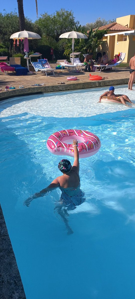 marika_marone's tweet photo. #relax #riposo #cugini #Zii #nipoti #figli #papá #piscina #vasca #ammollo #rinfrescante #gioiainfinita 🩱👙🩳🩴🏝🏖🌞🌞🌈🌊🌊🌊⛱️⛱️⛱️❄️❄️ https://t.co/sb36e5QjPb