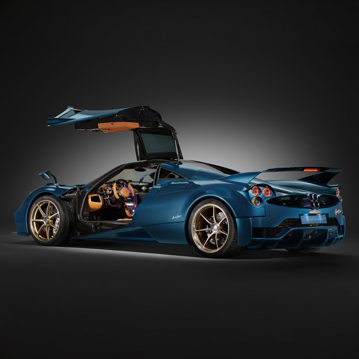 duPontREGISTRY's tweet photo. Pagani Reveals the new One-Off Huayra Epitome

It sets itself apart from other Huayras by being a one-off, but it’s also the first and only Pagani Huayra to be fitted with a manual transmission, serving as an ode to purist driving. https://t.co/vtcYFoT05a