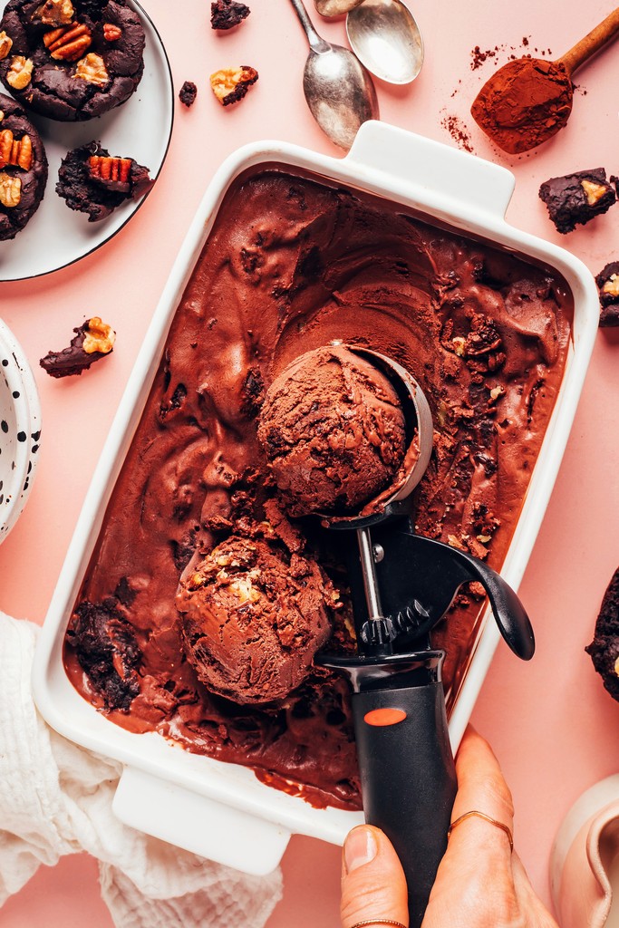 minimalistbaker's tweet image. 🌟 Featured recipe: BROWNIE Chocolate Ice Cream! 🍫🍦🤤 Tastes like the real deal, but it&apos;s vegan and gluten-free with chunks of black bean brownies (shhh 🤫, no one will know the secret ingredient!). Tap the link for the recipe: l8r.it/XLIL