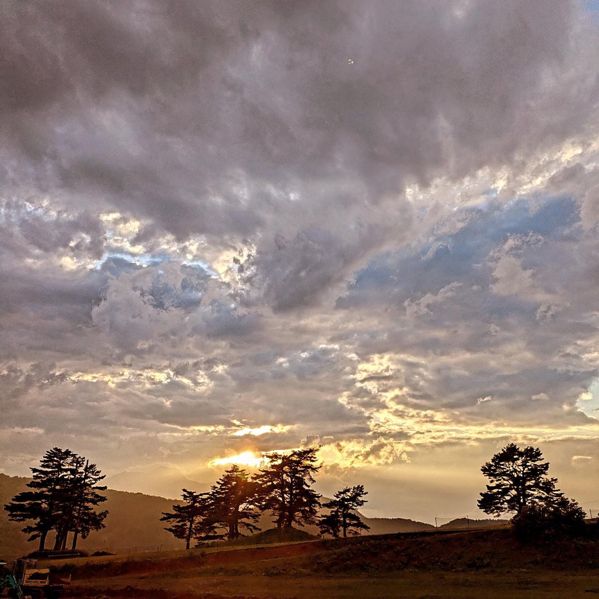 Sunset after the rain.
にわか雨の後、夕暮れの始まり。

madaraokogen.com

#Madarao #Madaraoski #Madaraoweather #Madaraowebcam #Madaraosnowreport #Madaraokogen #斑尾高原 #斑尾 #斑尾高原スキー場 #tangramskicircus #タングラム斑尾東急リゾート #ski #snow #JAPOW #MADAPOW #スキー