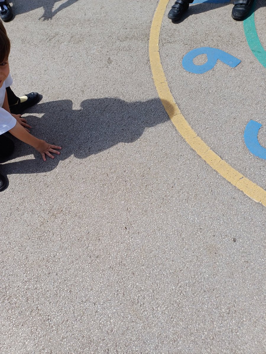 After our Sarah Shiundu inspired art lesson @RobinClassY1 went outside to create silhouettes with our shadows