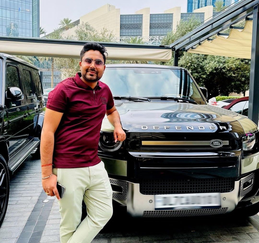 JaikyYadav16's tweet photo. एक गणित के टीचर गगन प्रताप हैं और एक गणित के टीचर अभिनय सर भी हैं। यह दोनों ही लोग सवर्ण हैं मगर इन दोनों लोगों की मानसिकता में बहुत अंतर है।

अभिनय सर आरक्षण को लेकर कहते हैं कि 

SC वर्ग के लिए एक वक्त पर गांव के बीच में घर बनाना अलाउ नहीं था और आज भी बहुत से गांव ऐसे हैं जहां अलाउ नहीं है, हमने इतना उनको दबा दिया। जब हम समाज में डिस्क्रिमिनेशन कास्ट के आधार पर करते हैं तो फिर रिजर्वेशन कास्ट के आधार पर क्यों न होना चाहिए? 

अभिनय सर जैसे टीचर्स की आज इस देश को जरूरत है। अभिनय सर एक बेहतरीन गणित के टीचर तो हैं ही साथ ही साथ वह एक बेहतरीन इंसान भी हैं।