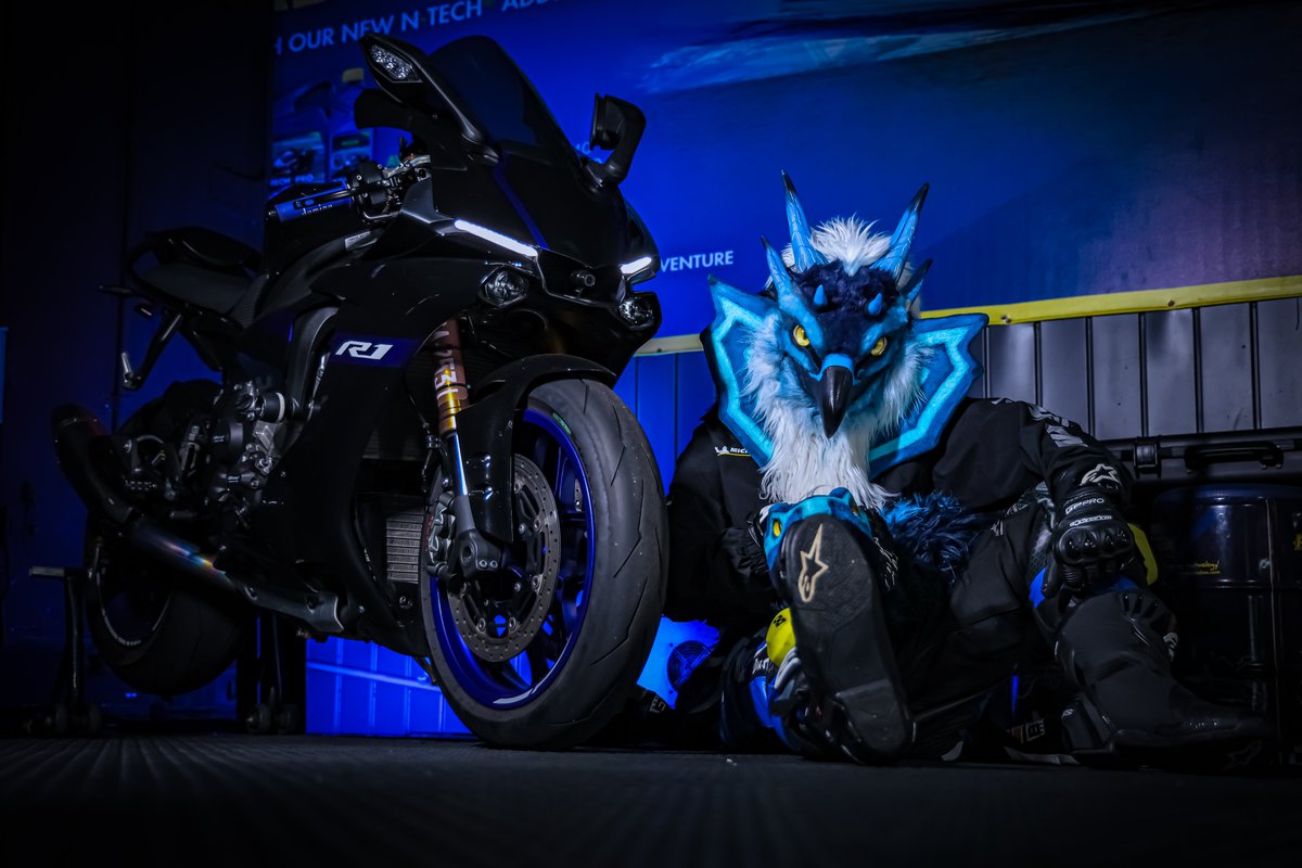 🏍️+🦅

📸：<a href="/XiaoFei0227/">Fei 小白獅-小飛</a>

✂️︰<a href="/BeastFantasia/">Beast Fantasia Studio</a>

#FursuitFriday #Fursuit