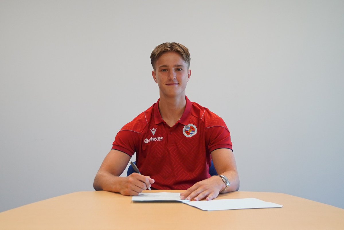 Proud moment to have signed my first professional contract <a href="/ReadingFC/">Reading FC</a> ✍️