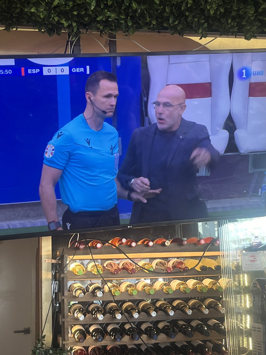 Stanley Tucci on monipuolinen. Nyt valmentaa Espanjaa