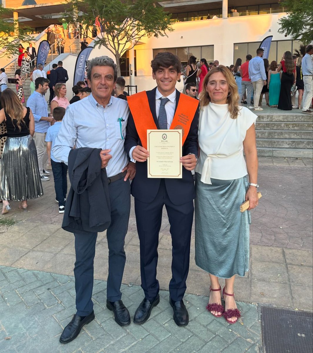 stefanoasr's tweet photo. Nel frattempo, Villar si è laureato https://t.co/BaVa9YUcsv