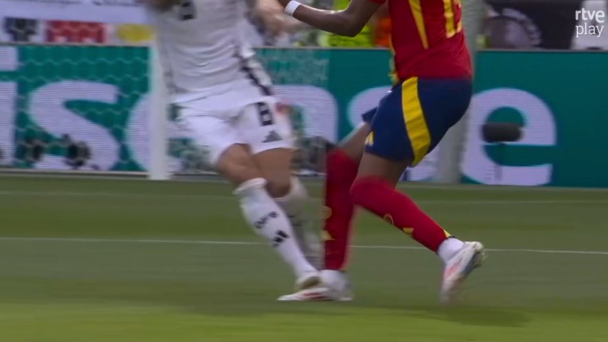 finallyxpablo's tweet photo. MINUTO 6 Y DOS AMARILLAS PERDONADAS A KROOS. ROBAZO DE ALEMANIA. https://t.co/83Ch5cLhIn