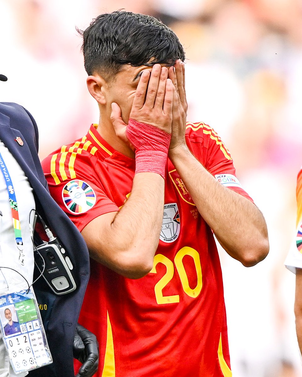 brfootball's tweet photo. Pedri leaves Spain vs. Germany after seven minutes following a tackle from Toni Kroos. 

Damn 💔 https://t.co/ZGelAXcVY4