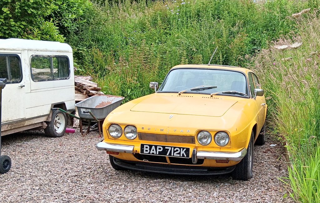 Things have been quiet in Pahootia. The dash is now back in after a fruitful search for the continuity chaos culprit, I've unseized the brake pedal - it's not as though I use it much but handy as backup just in case - and twiddled a few other odds and sods.

A good clean beckons.