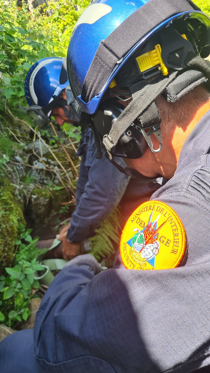 Prefet64's tweet photo. #Déminage #Urdos|Opération de déminage en vallée d'Aspe 💥
⛰️ Il y a quelques jours en vallée d'Aspe, un randonneur découvre un obus de 105 mm sur la commune d'Urdos.
Suite à son signalement, le PGHM d'Oloron-Sainte-Marie a coordonné aujourd'hui une opération de déminage sur les lieux. Ainsi, en lien avec : la mairie d'Urdos, les démineurs de la @SecCivileFrance, le @SDIS64, le Parc national des Pyrénées et la @guardiacivil, l'opération a été un succès !
🚁 L'hélicoptère de la sécurité civile - dragon 64 - était également présent.
👏 Le préfet remercie l'ensemble des services mobilisés sur place pour la bonne réussite de l'opération ! Au total ce sont 2 obus entiers et 1 reste d'obus qui ont été mis hors de danger par les équipes sur place.