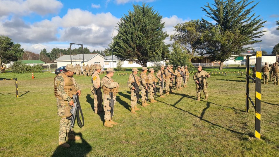Mejorando las capacidades de la fuerza desplegada, medios de la BOE de la <a href="/JdnAraucania/">JDN ARAUCANÍA</a> , realizan instrucción de primeros auxilios y de empleo del armamento y táctica y técnica contra emboscadas, al personal.
 #PresentesEnLaAraucania <a href="/ejercitodechile/">Ejército de Chile</a>   <a href="/EmcoChile/">Estado Mayor Conjunto</a> @boe