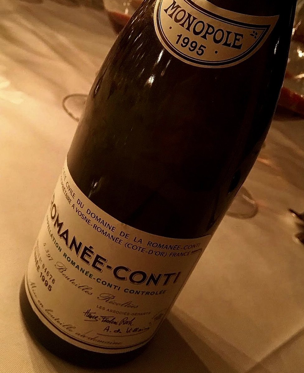 Skipy155's tweet image. 子供達をおじいちゃん家に預けて奥さんと行きつけのバーへ。

毎年特別なこの日は、お祝いとお互いの労いを込めて特別なワインを開けます。

『ロマネコンティ1995年』

身体が資本だから健康第一に、これからも幸せに暮らしていこうね。

いつもありがとう。