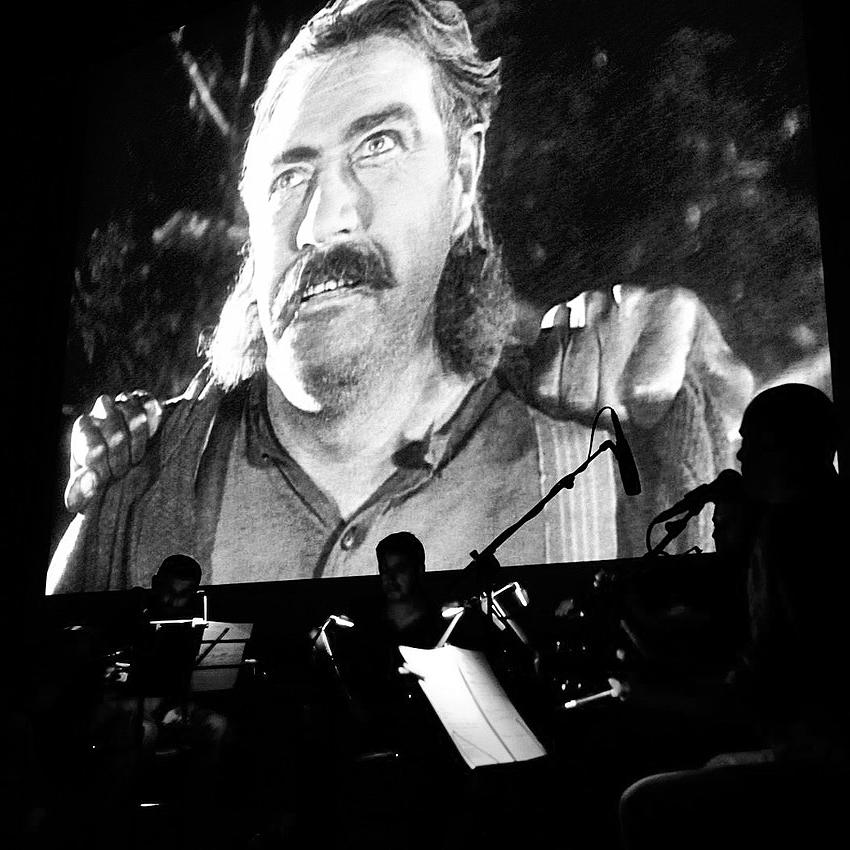 CICUS_'s tweet image. 📽️ 🎶 Con Dan Kaplan Trio poniendo banda sonora al western mudo «El caballo de hierro», uno de los primeros largometrajes que dirigió John Ford, cerramos esta noche, 22:30 h. las sesiones del ciclo "Sonidos en Blanco y Negro" de #21Grados 

ℹ  tinyurl.com/2r2yo4jb