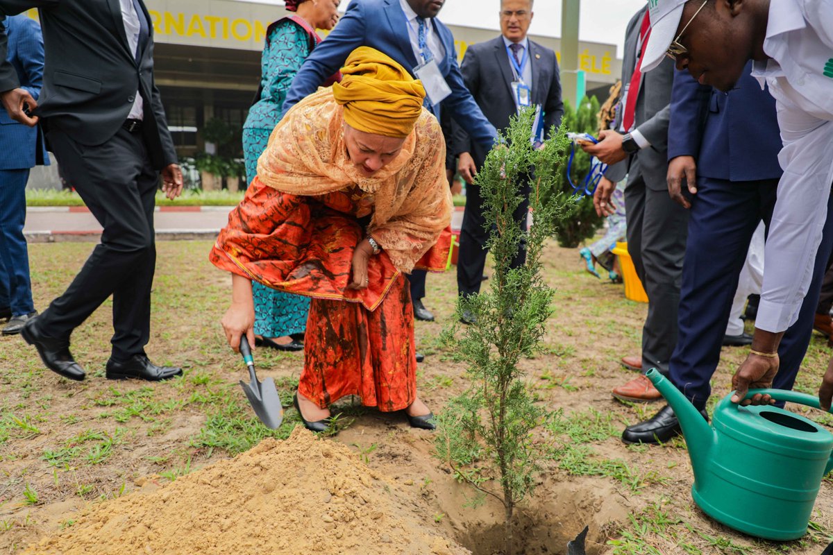 CIAR Jour 4, ouverture segment présidentiel. <a href="/AminaJMohammed/">Amina J Mohammed</a> arrose 1 arbre qu'elle vient de planter. Les arbres sont essentiels aux personnes, patrimoine et écosystèmes, transforment les sociétés, libérant 1 énorme potentiel socio-économique &amp; environnemental.<a href="/MatondoRosalie1/">Matondo Rosalie</a>
